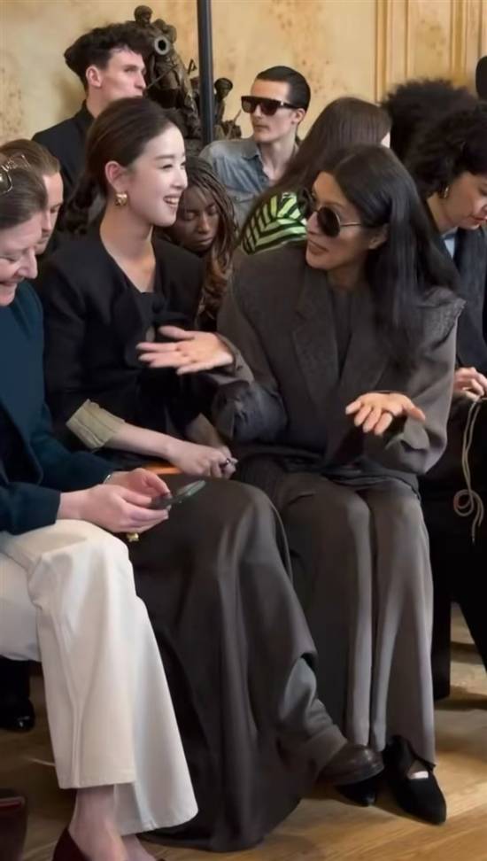 章泽天现身巴黎时装周：坐在超模名媛中间谈笑风生