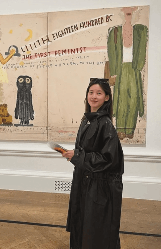 章泽天现身巴黎时装周：坐在超模名媛中间谈笑风生