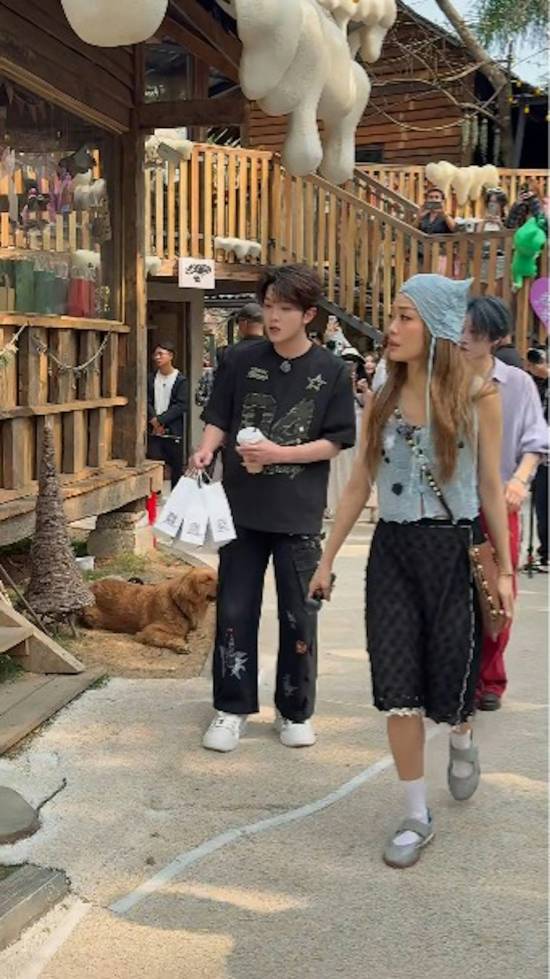 容祖儿现身西双版纳 被赞状态像少女