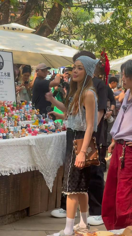 容祖儿现身西双版纳 被赞状态像少女