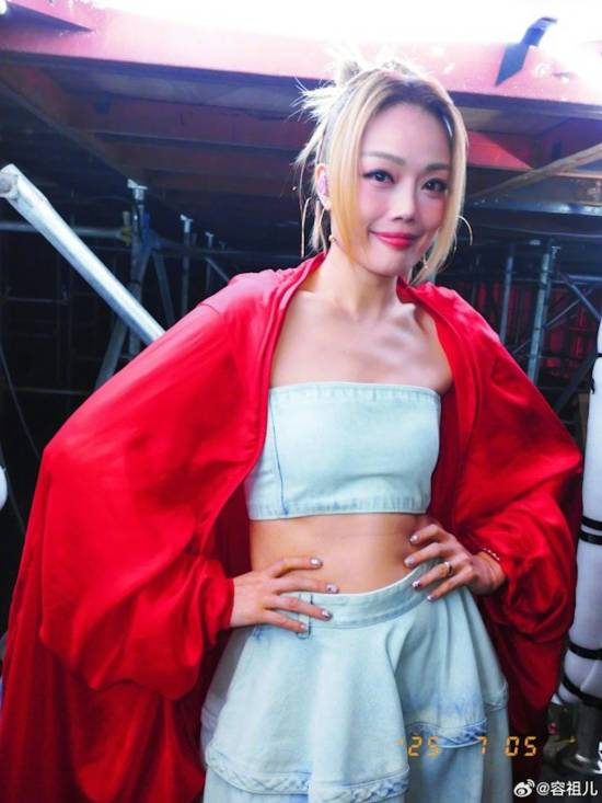 容祖儿现身西双版纳 被赞状态像少女