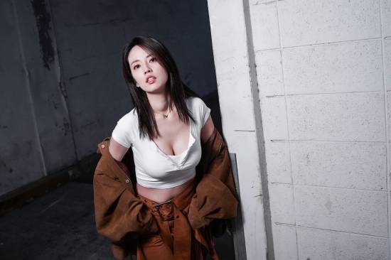 女星大方承认隆胸！