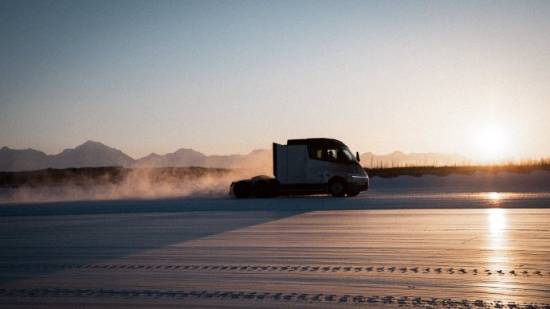 特斯拉半挂卡车官宣阿拉斯加冬测！马斯克：今年将实现大规模量产