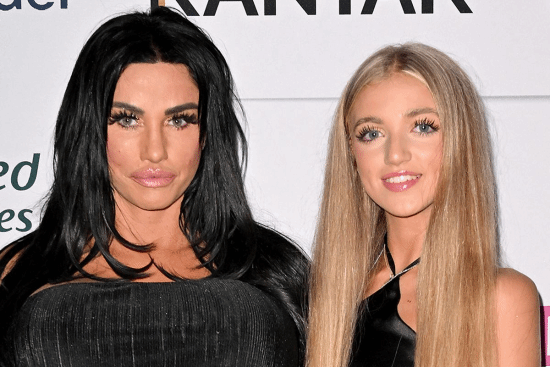 亲女儿往火坑推?英国女星劝18岁女儿加入OnlyFans