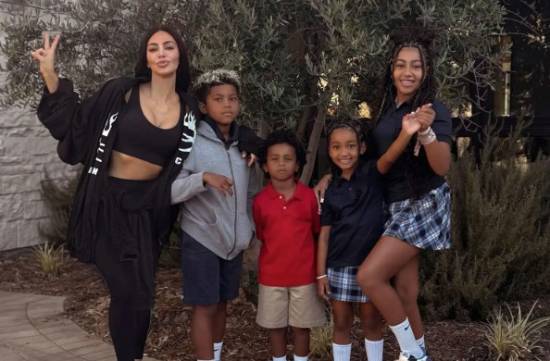 遭动物保护组织抨击数周后 金・卡戴珊再晒4只圣诞赠子博美犬照片