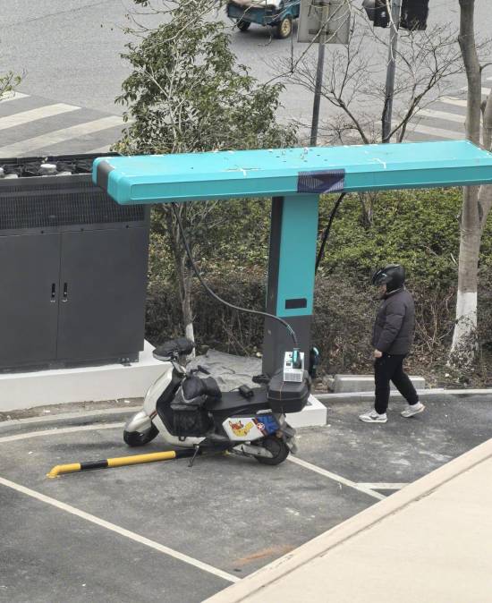 男子用比亚迪兆瓦闪充给电摩充电 博主：用巡航导弹打蚊子