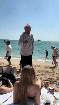 刘晓庆30岁跳体操的样子 身材身手都好绝的动态图