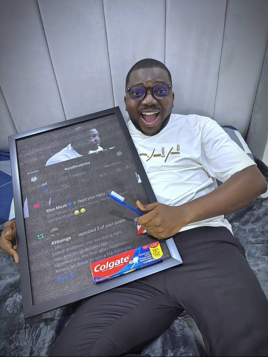 首富一个点赞炸出名场面!博主裱起截图还不忘本职工作