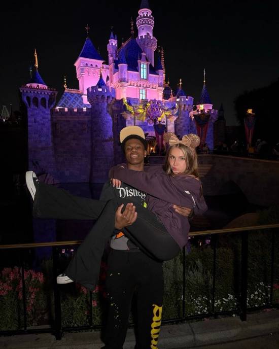 18岁顶流网红公开“三人行”：男友公开找女孩，我凭什么不能？