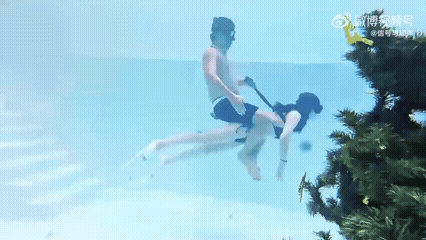 水下骑比基尼是什么操作？纯欲美女天花板的动态图