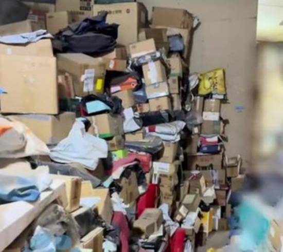 妈妈攒10年快递不拆 全家开启“拆迁模式”