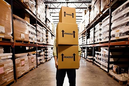 妈妈攒10年快递不拆 全家开启“拆迁模式”