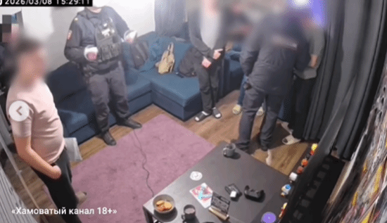 当面NTR！国外警察逮捕犯人后 当面玩他的游戏