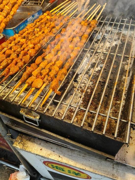 20元的网红大肉串批发价仅4.5元 纯鸭肉+羊油制成