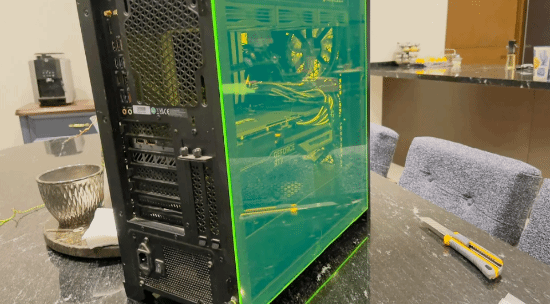 PC玻璃突然炸裂!玩家换辐射绿亚克力 效果意外爆火