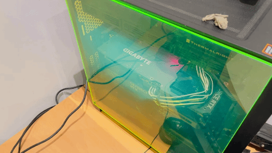 PC玻璃突然炸裂!玩家换辐射绿亚克力 效果意外爆火