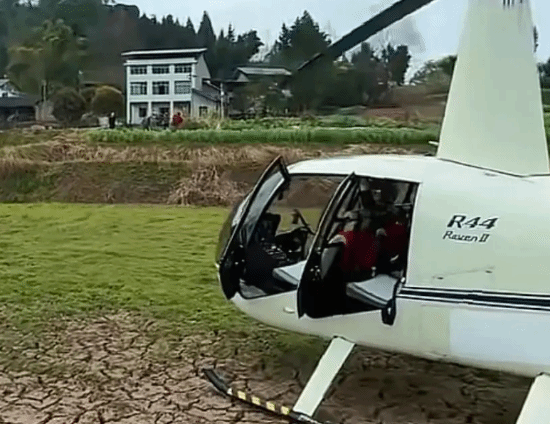 男子开700万飞机送母亲回乡：1小时车程仅飞了10分钟