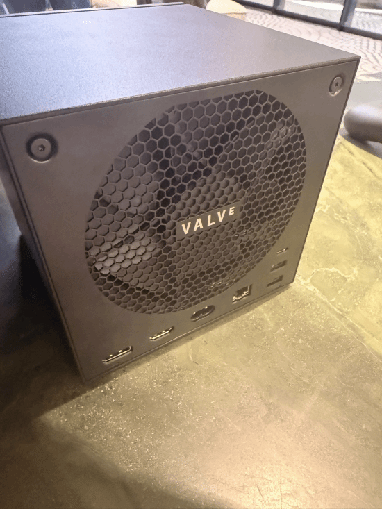 Steam Machine真机曝光：超级小巧！新手柄也亮相