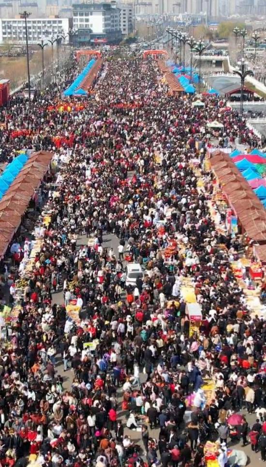 老板27万拿下网红摊位30天使用权 日成本3万卖猪蹄