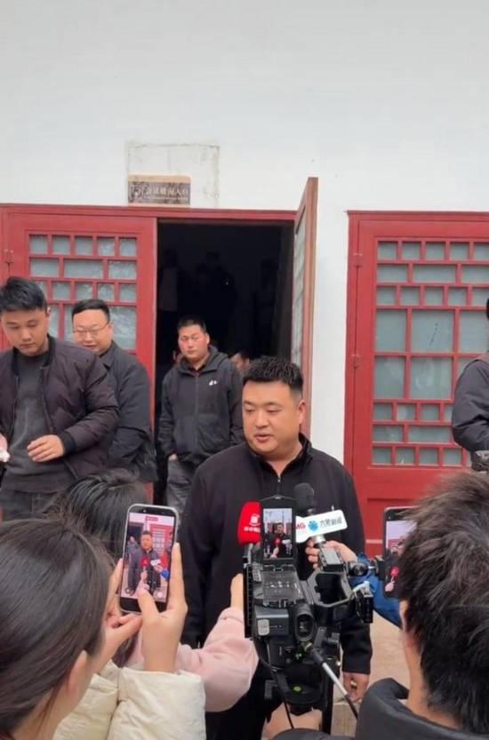 老板27万拿下网红摊位30天使用权 日成本3万卖猪蹄