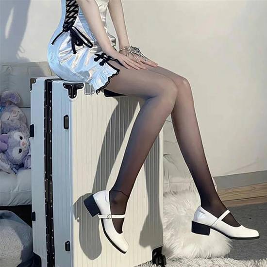 “渐变色丝袜”走红海外 脚到大腿根从深到浅