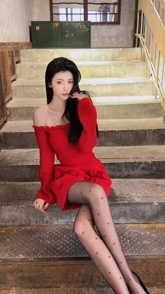 “浩浩妈”晒黑丝！红裙老“肩”巨猾