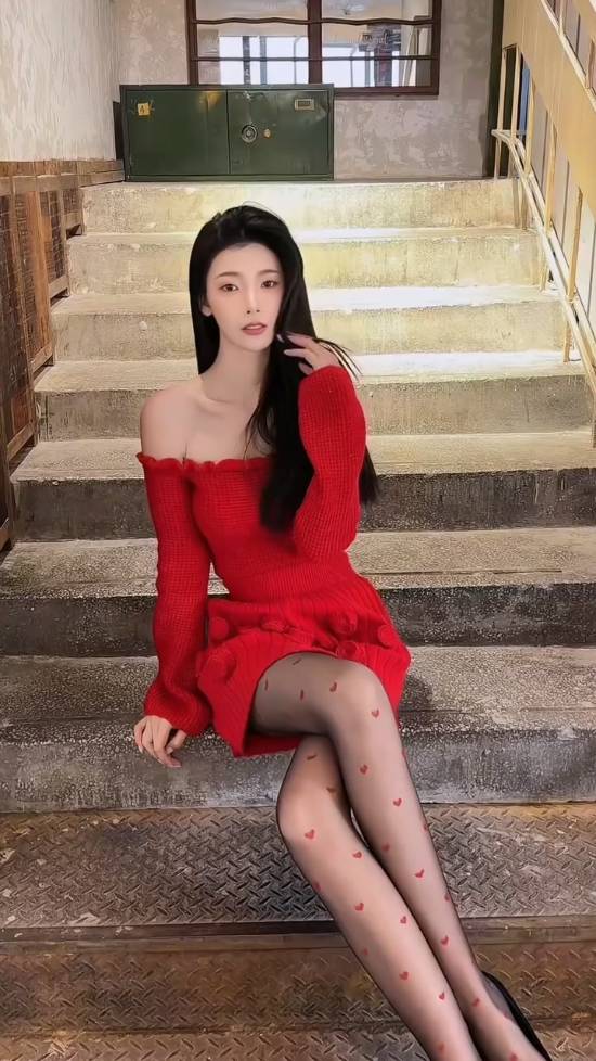 “浩浩妈”晒黑丝！红裙老“肩”巨猾