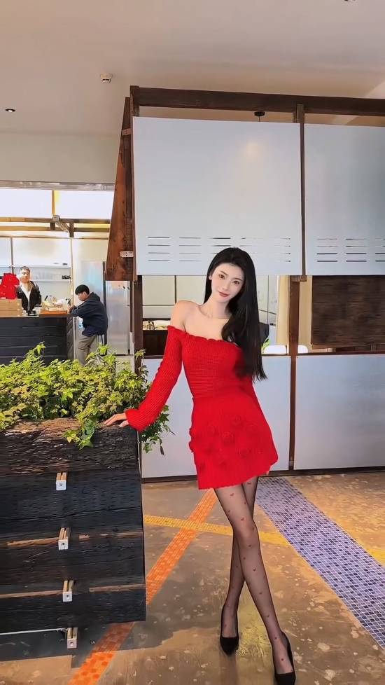 “浩浩妈”晒黑丝！红裙老“肩”巨猾