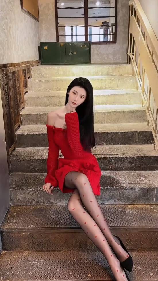 “浩浩妈”晒黑丝！红裙老“肩”巨猾